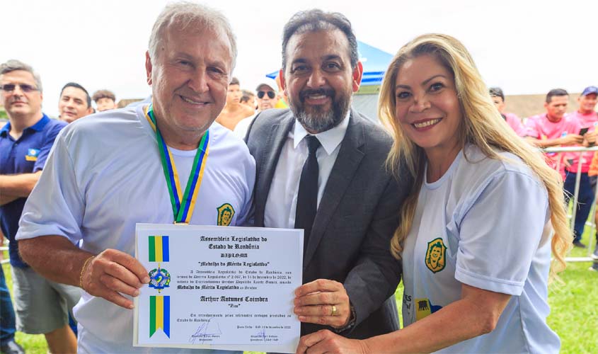 Deputado Laerte Gomes entrega Medalha do Mérito Legislativo ao ex-jogador Zico