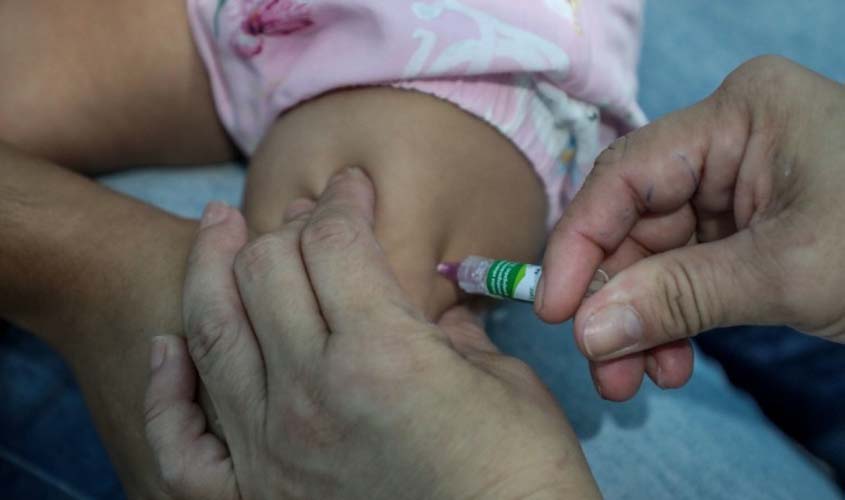Baixa procura por vacinação de bebês faz município mudar estratégia de imunização