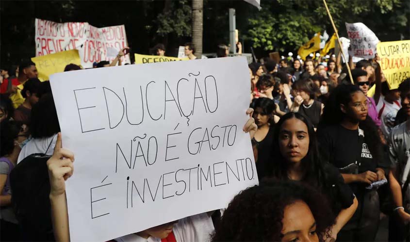 MEC pede 2,4 mil horas de formação básica no ensino médio