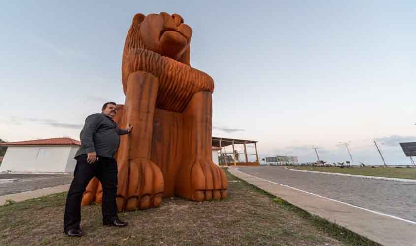 Orla de Maceió ganha esculturas gigantes de artesãos