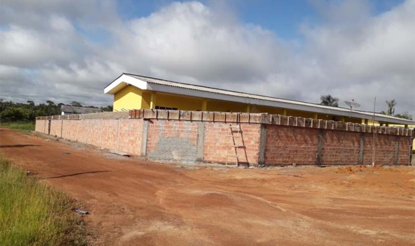 Construção de muro em escola da zona rural em fase de acabamento