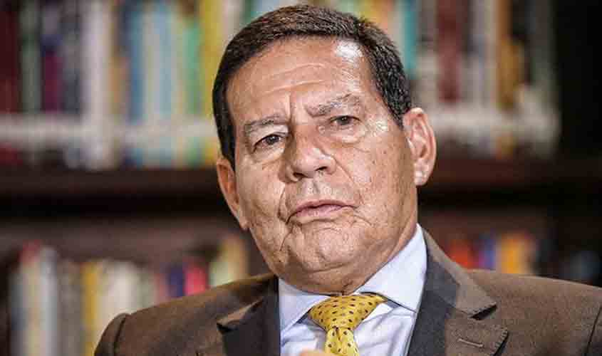 Mourão culpa 'indisciplina' da população por aumento de casos de covid