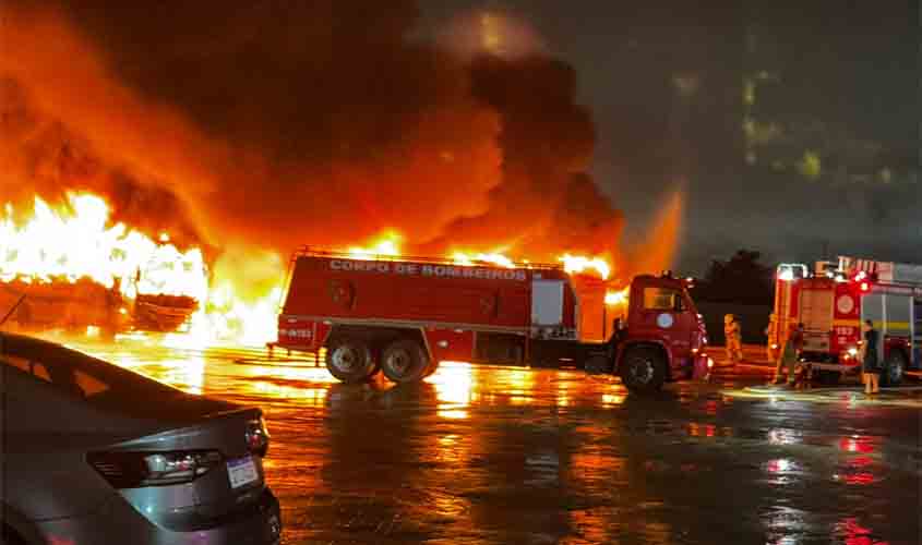 Ataque criminoso incendeia garagem de empresa de ônibus em Porto Velho