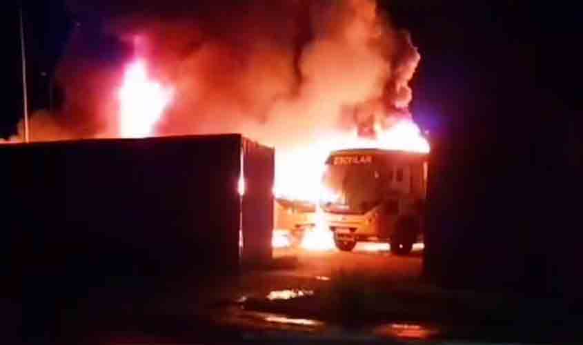 Criminosos incendeiam três ônibus em escola no distrito de Jaci-Paraná, em  Porto Velho