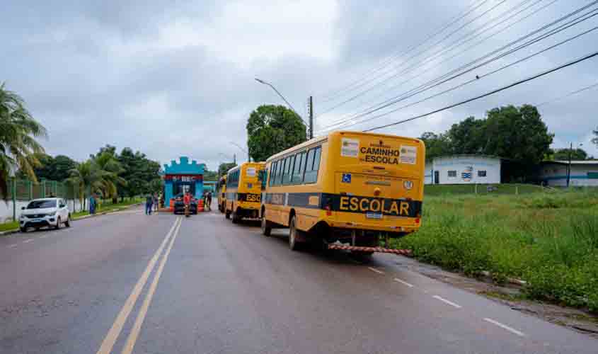 Frota do transporte escolar da Prefeitura de Porto Velho é recolhida ao pátio do 5º BEC