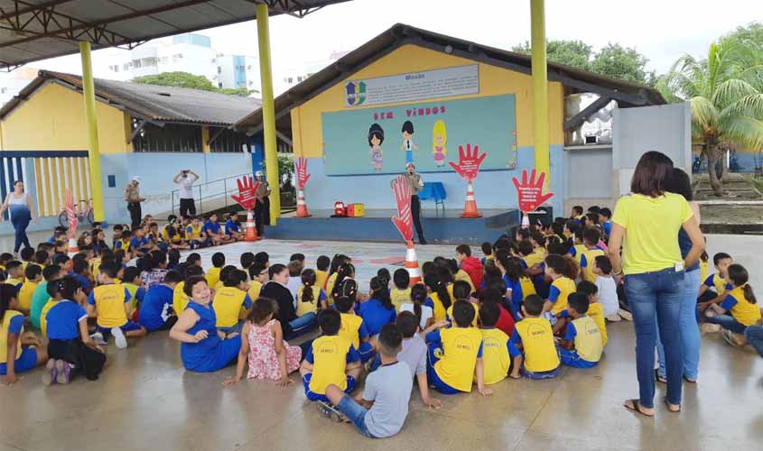 Crianças da Escola Maria Isaura recebem aula de Educação para o Trânsito