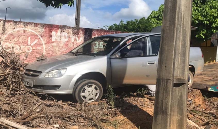 Criança solta freio de mão de veículo que desce morro e por pouco não bate em muro, em Jaru