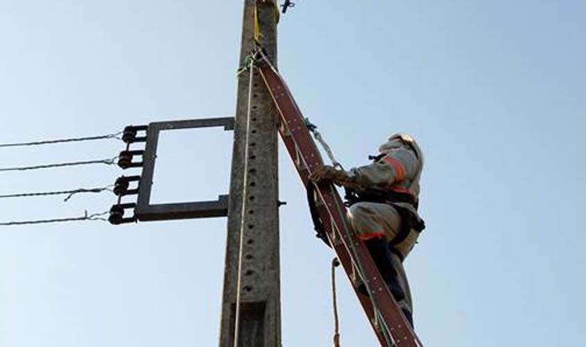 Para evitar acidentes, comunidade deve manter distância segura da rede elétrica