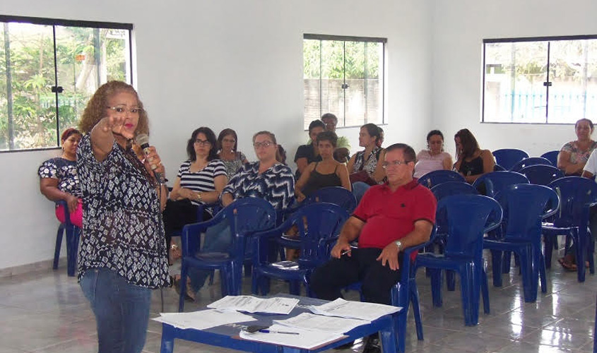 Trabalhadores ocupam Coordenadorias Regionais de Educação