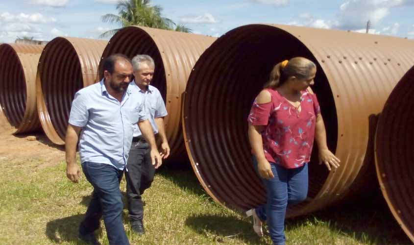   Tubos armco adquiridos via emenda do presidente Laerte Gomes são instalados na Linha C 10 em Cacaulândia