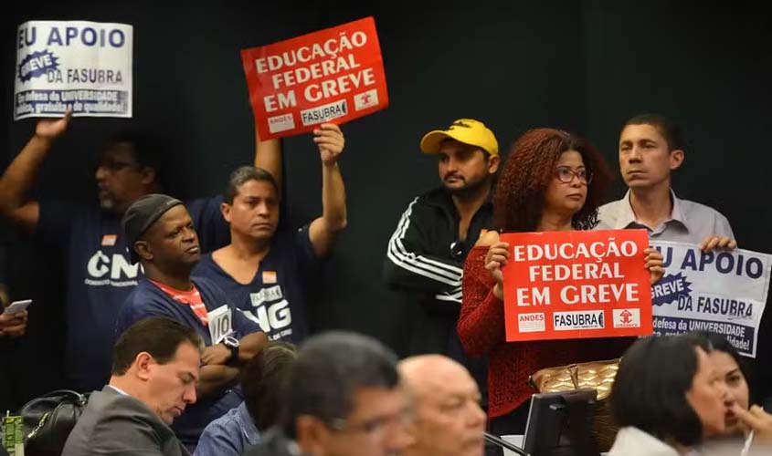 Professores de universidades e institutos federais entram em greve