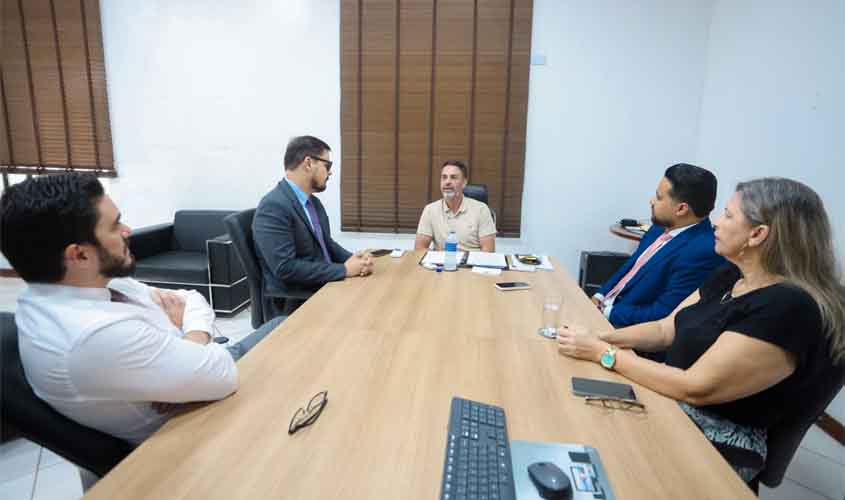 Prefeito Léo Moraes recebe doações da OAB para famílias atingidas pela cheia