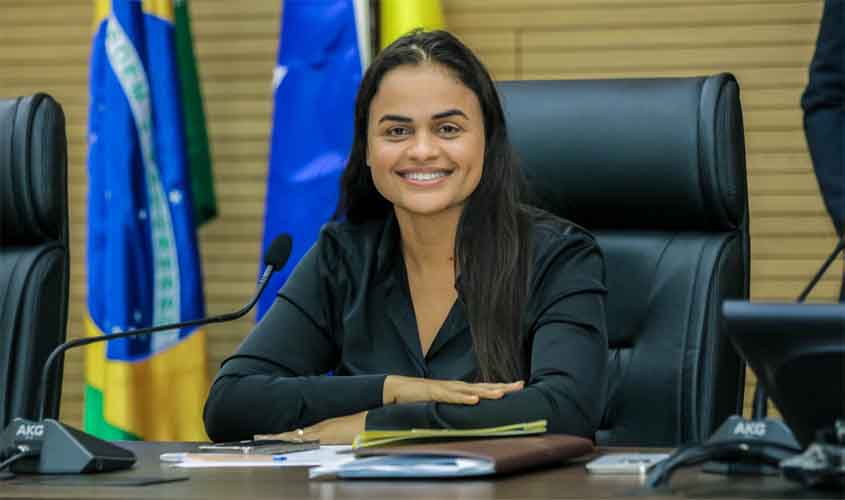 Deputada Dra. Taissa protocola projeto de lei que garante cadeiras de rodas em escolas públicas estaduais