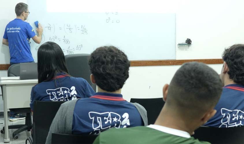 Estudantes recebem ajuda para solicitar isenção do Enem 2026
