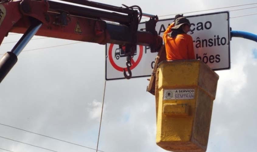 Semtran conclui instalação de placas à entrada da vila ferroviária