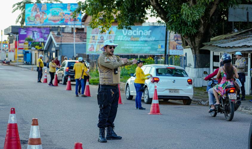 Blitzes educativas orientam motoristas para os cuidados e responsabilidades no trânsito