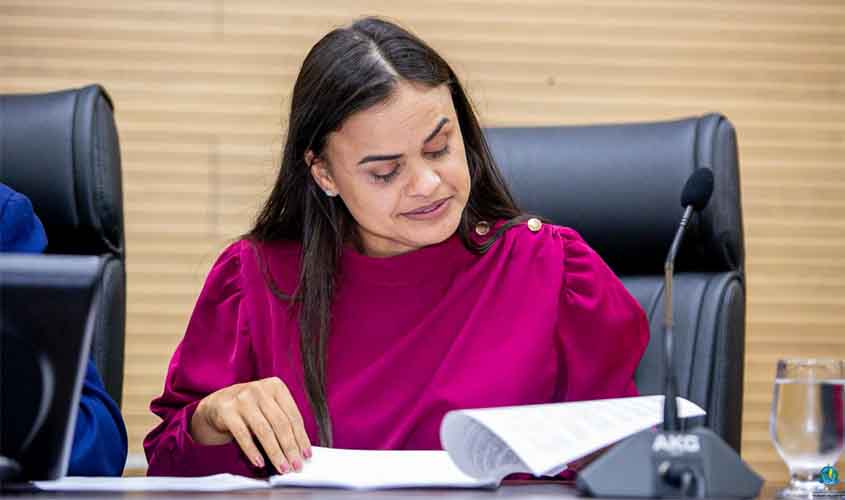 Deputada Dra. Taíssa emite parecer favorável ao PL que regulamenta a carga horária e plantões de servidores da saúde