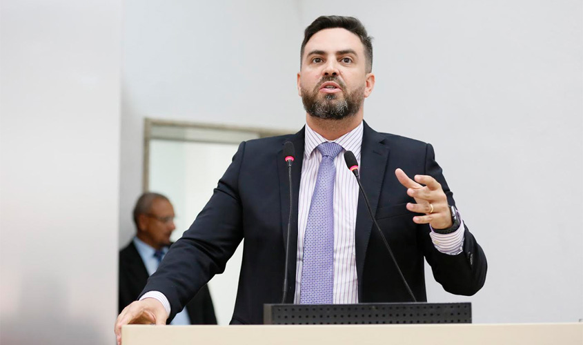 Deputado Léo Moraes apoia ação social na Escola Capitão Cláudio Manoel da Costa