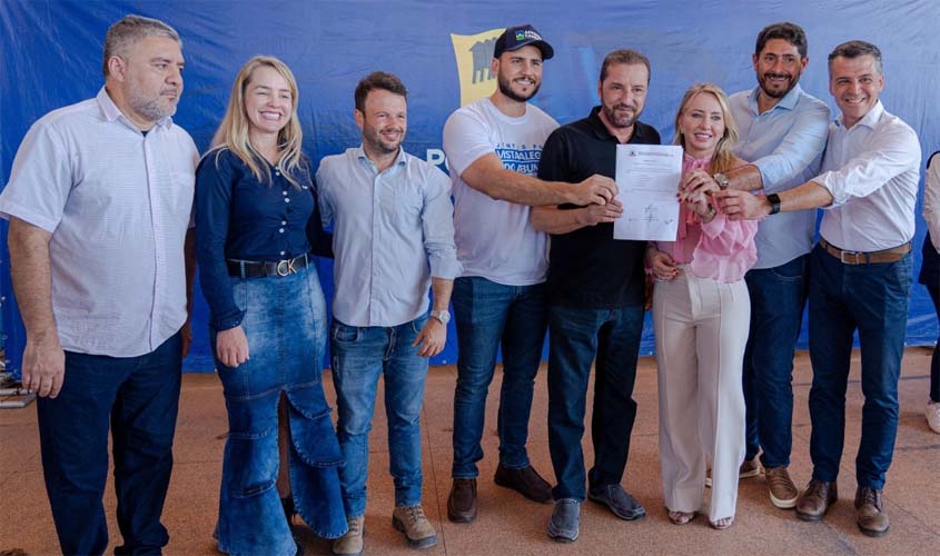 Ieda Chaves comemora a entrega das obras de escola municipal em Vista Alegre do Abunã