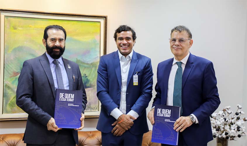 TJRO recebe livro sobre os 180 anos do Registro de Imóveis