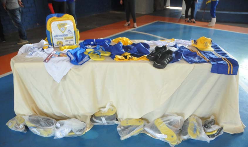 Prefeitura e BB entregam kits esportivos a alunos da escola Raimundo Agostinho