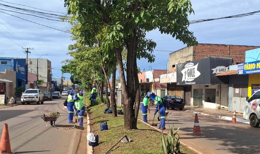 Roçagem melhora espaços públicos da cidade