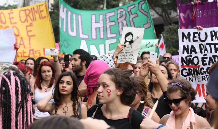 Mulheres marcham em Brasília contra onda de feminicídios no DF