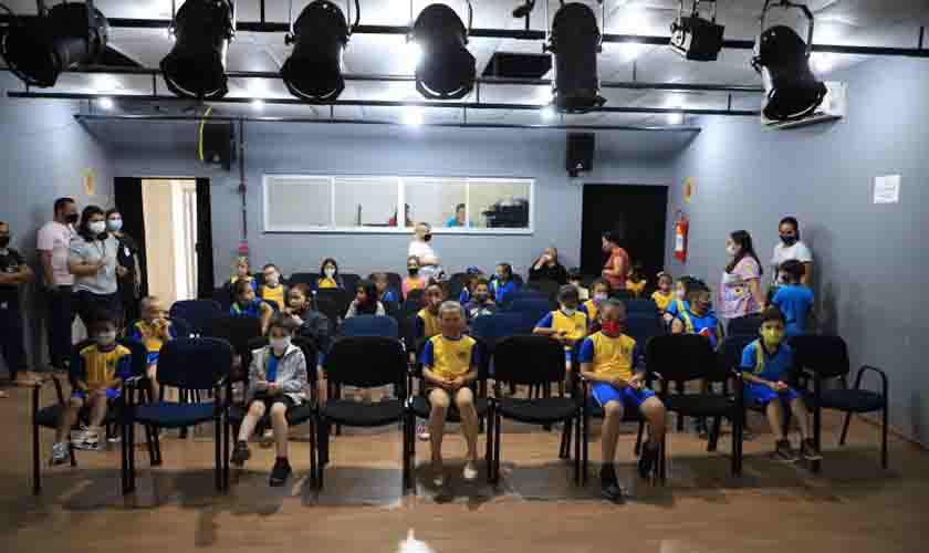 Alunos da escola Voo da Juriti participam de sessão de cinema