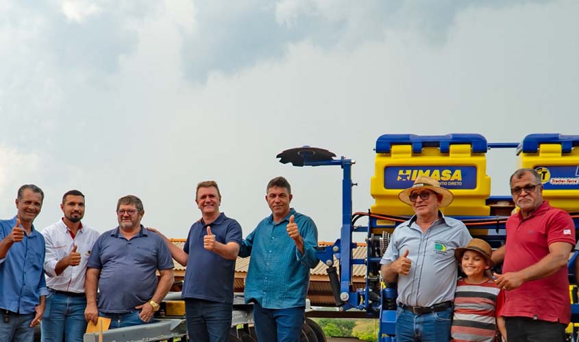 Luizinho Goebel faz entrega de equipamentos agrícolas a associação rural em Alto Alegre dos Parecis