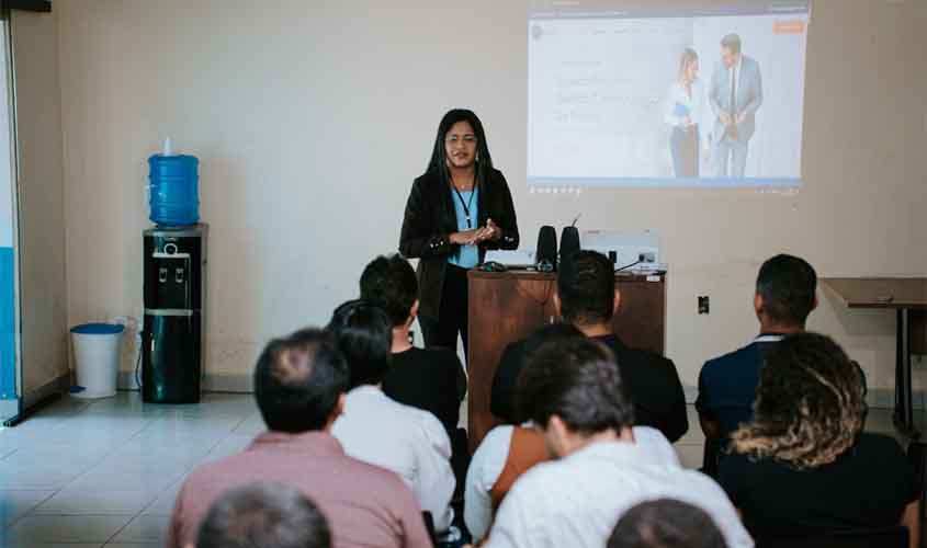 Servidores passam por treinamento para manutenção da frota de veículos