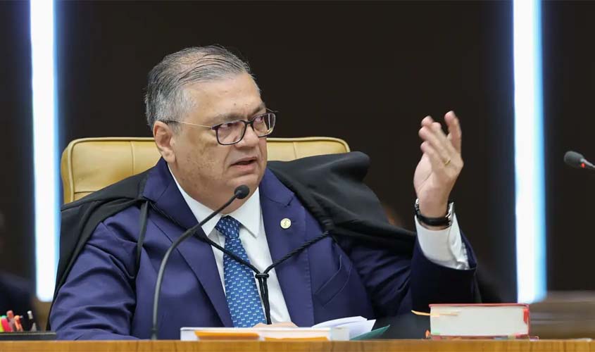 Dino pede vista em julgamento sobre Moraes e Mendonça