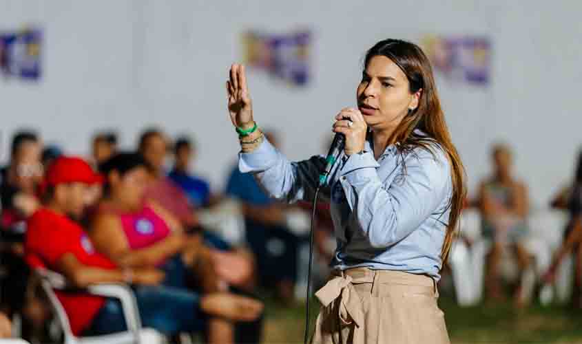 Mariana Carvalho homenageia professores pelo seu dia