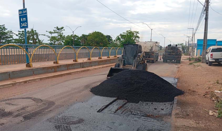 Ji-Paraná faz operação tapa-buracos na marginal da BR-364