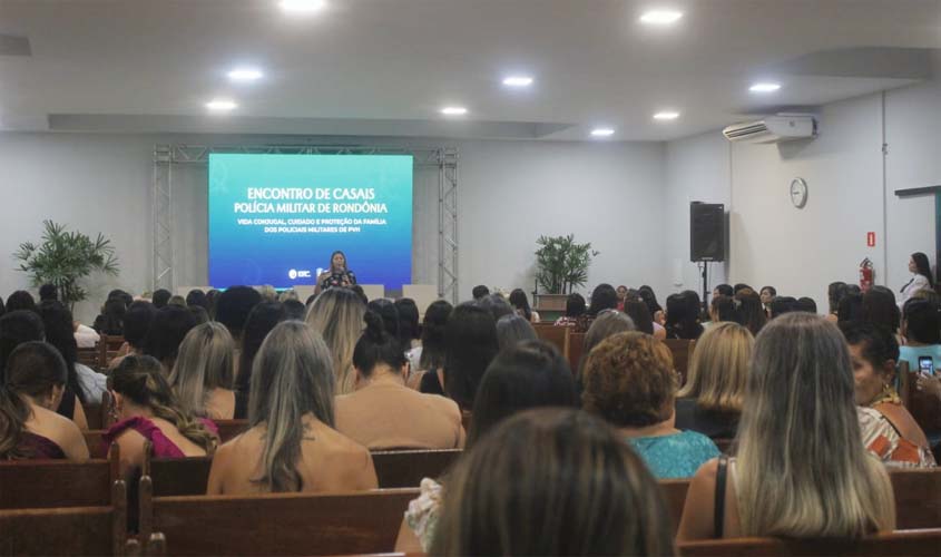 Cerca de 600 policiais militares e esposas participaram de palestra para casais