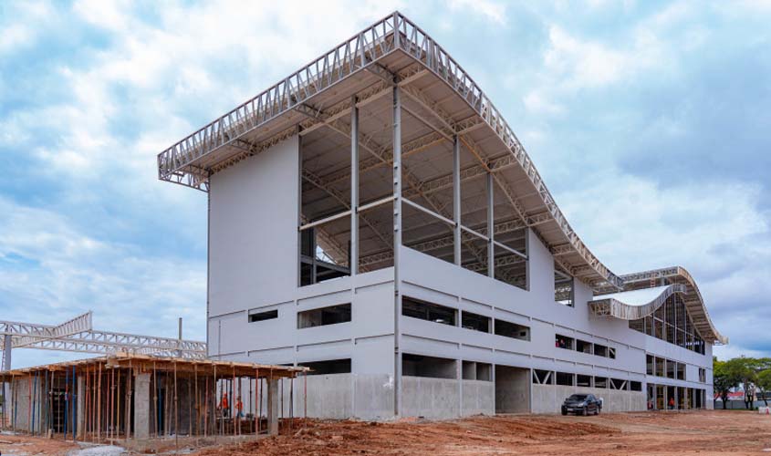 Prefeito Hildon Chaves reúne a imprensa na última visita do ano às obras do novo terminal da capital