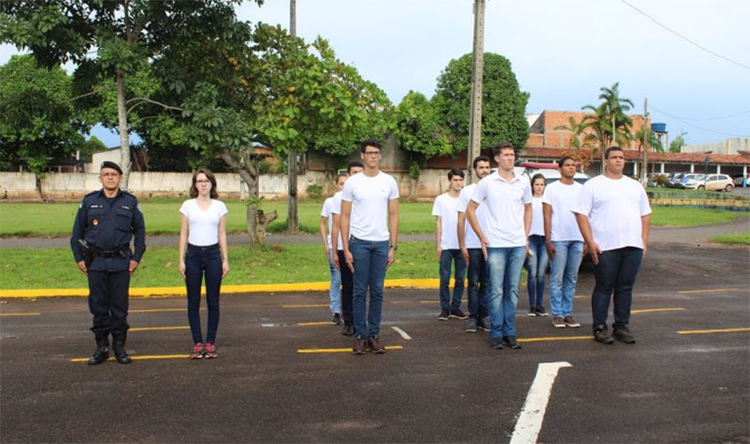 Jovens iniciam o curso de formação para prestação de serviços voluntários no Corpo de Bombeiros e Polícia Militar