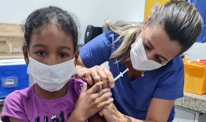 Mais de 580 doses de vacinas foram aplicadas durante campanha de imunização contra a Covid-19 e Influenza realizada pela prefeitura; ação continua nas unidades de saúde