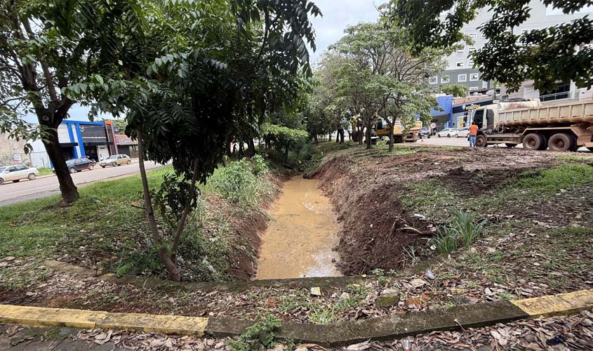 Prefeitura evita alagamentos no canal da Jorge Teixeira