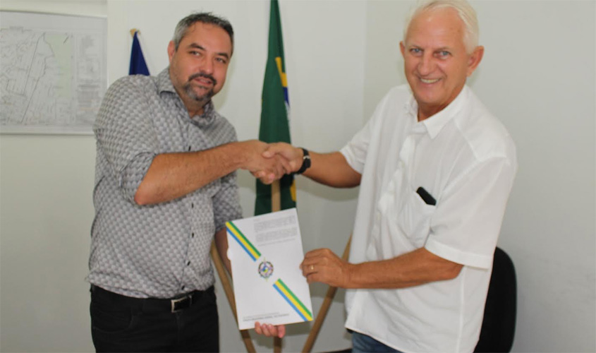 Deputado Airton entrega convênio de R$ 200 mil para aquisição de caminhão de Lixo para Ouro Preto do Oeste