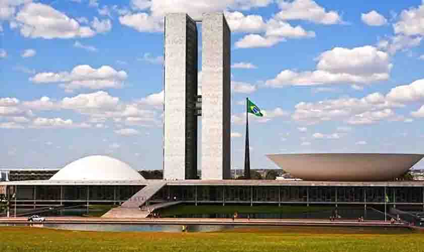Vereadores e secretários municipais gastam recursos escassos para entregar ofícios a parlamentares em Brasília