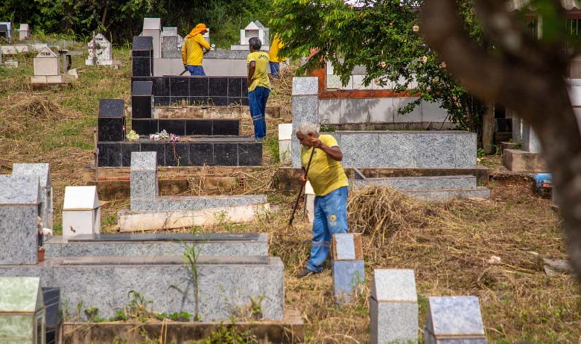 Prefeitura realiza mutirão de limpeza no cemitério Santo Antônio