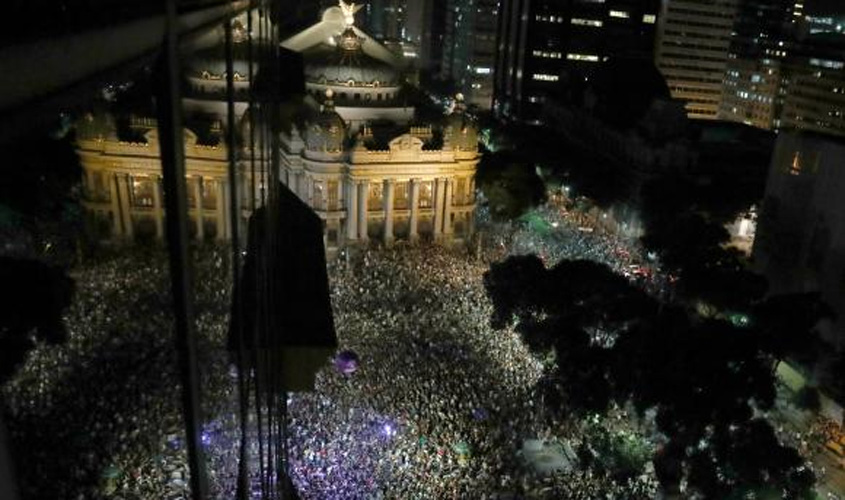 Atos no Brasil e em outros países homenageiam vereadora e pedem punição