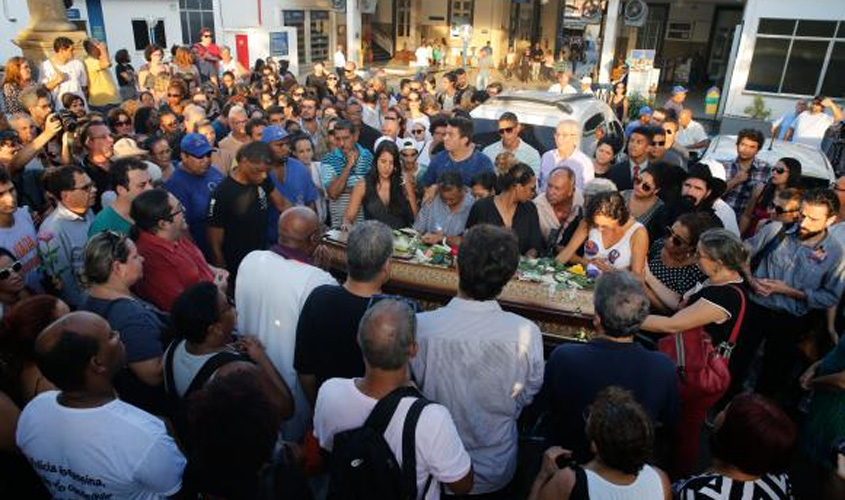 Sob aplausos e protestos, corpos de vereadora e motorista são sepultados no Rio