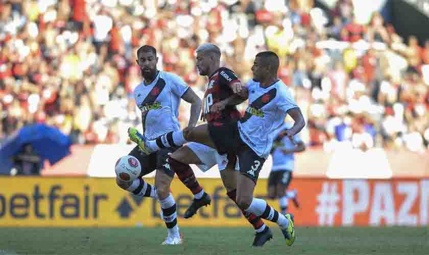 Vasco e Flamengo se enfrentam em busca de vaga na final do Carioca