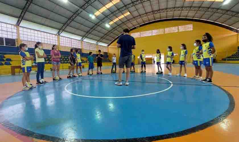 Práticas esportivas auxiliam na formação de pequenos atletas do Talentos do Futuro