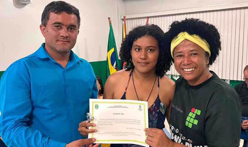 Sílvia Cristina participa da entrega de certificados de cursos do Cidadania Plena em Buritis 