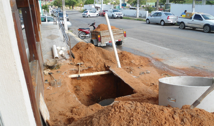 Prefeitura informa que a construção de fossas sépticas em calçadas é proibida