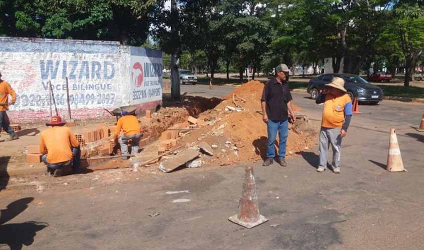 Limpeza de galerias em avenidas visa evitar alagamentos na época chuvosa