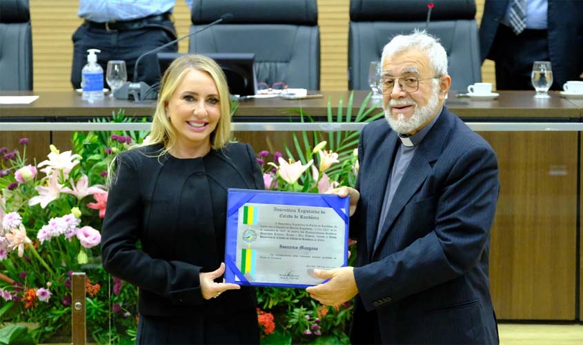 Padre Enzo, da Associação São Tiago Maior, recebe título de Cidadão Honorário pela Alero