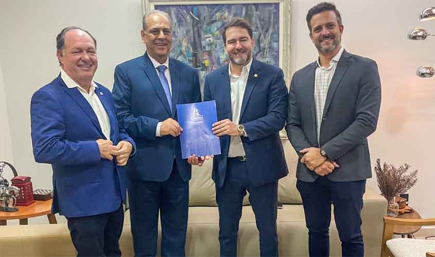 Presidente da Assembleia Legislativa entrega relatório da CPI das Reservas ao Tribunal de Justiça de Rondônia